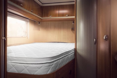 Rengöring av sängmadrass i husvagn